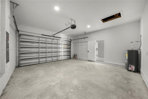 House in Lehigh Acres, Florida 3 bedrooms, 117.99 sq.m. № 1958733 - photo 20