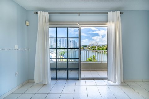 Copropriété à louer à Miami Beach, Floride: 2 chambres, 65.96 m2 № 1968920 - photo 16