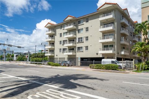 Copropriété à louer à Miami Beach, Floride: 2 chambres, 65.96 m2 № 1968920 - photo 1