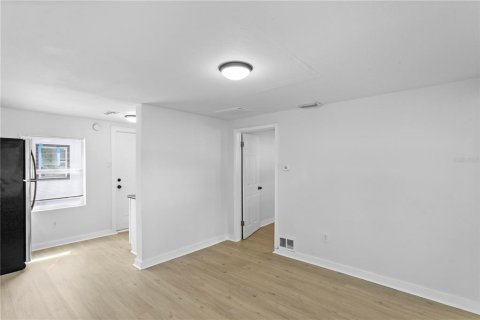 Commercial property in Saint Petersburg, Florida 4 bedrooms, 161.37 sq.m. № 2371453 - photo 8