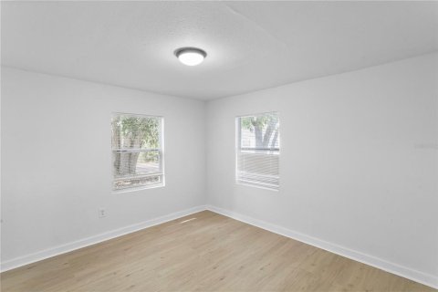 Commercial property in Saint Petersburg, Florida 4 bedrooms, 161.37 sq.m. № 2371453 - photo 12
