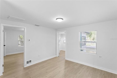 Commercial property in Saint Petersburg, Florida 4 bedrooms, 161.37 sq.m. № 2371453 - photo 7
