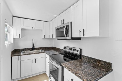 Commercial property in Saint Petersburg, Florida 4 bedrooms, 161.37 sq.m. № 2371453 - photo 9