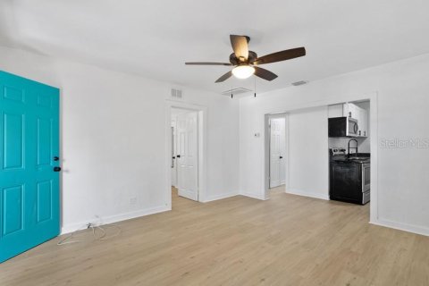 Commercial property in Saint Petersburg, Florida 4 bedrooms, 161.37 sq.m. № 2371453 - photo 6