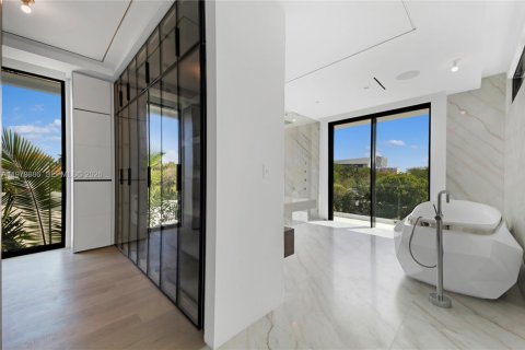 Casa en venta en Miami Beach, Florida, 5 dormitorios, 483.09 m2 № 2059131 - foto 17