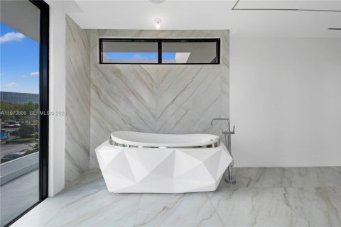 Casa en venta en Miami Beach, Florida, 5 dormitorios, 483.09 m2 № 2059131 - foto 20
