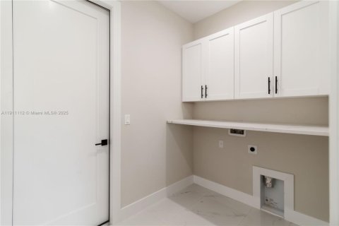 Casa en venta en Cape Coral, Florida, 3 dormitorios, 170.85 m2 № 1969364 - foto 13