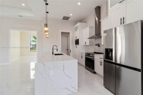 Casa en venta en Cape Coral, Florida, 3 dormitorios, 170.85 m2 № 1969364 - foto 11
