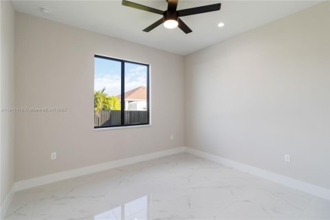 Casa en venta en Cape Coral, Florida, 3 dormitorios, 170.85 m2 № 1969364 - foto 19