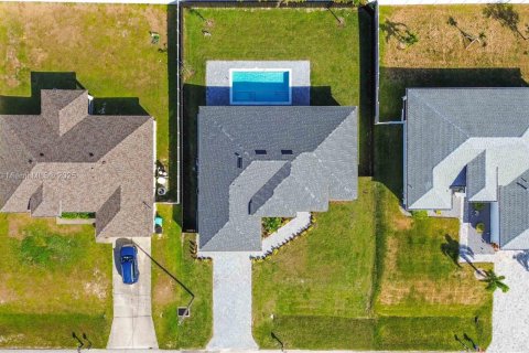 Casa en venta en Cape Coral, Florida, 3 dormitorios, 170.85 m2 № 1969364 - foto 28