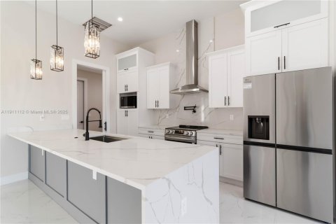 Casa en venta en Cape Coral, Florida, 3 dormitorios, 170.85 m2 № 1969364 - foto 9