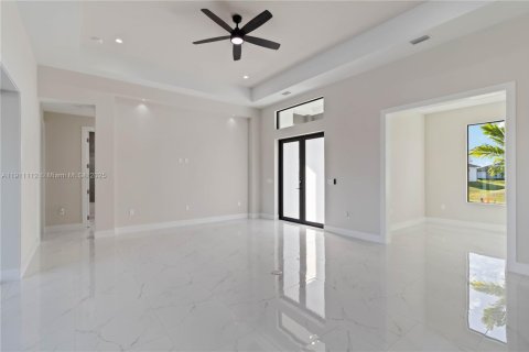 Casa en venta en Cape Coral, Florida, 3 dormitorios, 170.85 m2 № 1969364 - foto 18