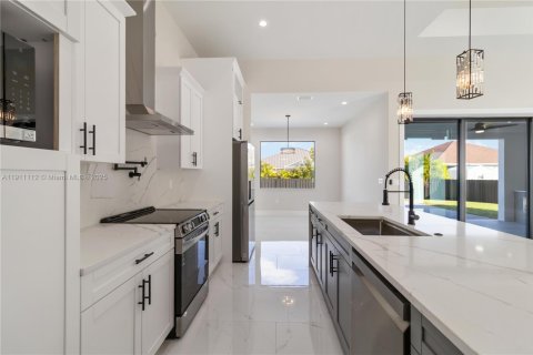 Casa en venta en Cape Coral, Florida, 3 dormitorios, 170.85 m2 № 1969364 - foto 10