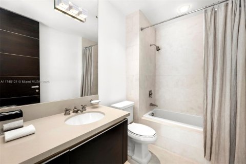 Condo in Miami Beach, Florida, 6 bedrooms  № 1863139 - photo 15