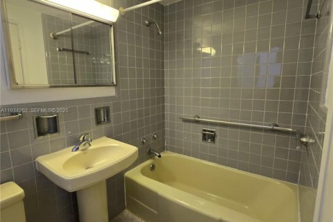 Купить кондоминиум в Помпано-Бич, Флорида 2 спальни, 92.9м2, № 1992452 - фото 15