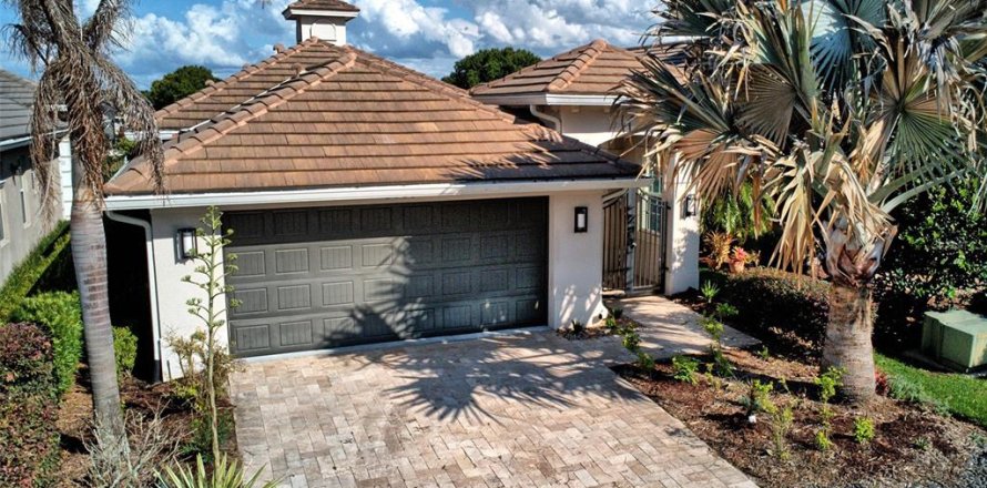 House in Davenport, Florida 3 bedrooms, 165.46 sq.m. № 2102534