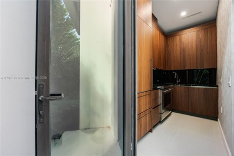 House in Miami Beach, Florida 6 bedrooms, 557.41 sq.m. № 1864566 - photo 25