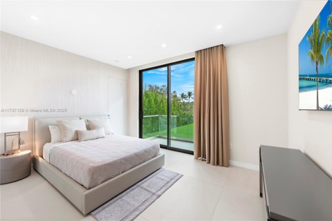 House in Miami Beach, Florida 6 bedrooms, 557.41 sq.m. № 1864566 - photo 30