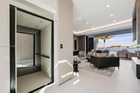 House in Miami Beach, Florida 6 bedrooms, 557.41 sq.m. № 1864566 - photo 10