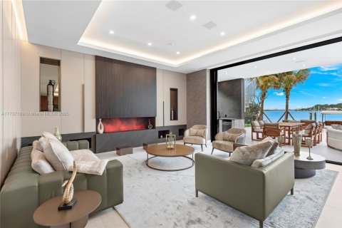 House in Miami Beach, Florida 6 bedrooms, 557.41 sq.m. № 1864566 - photo 13