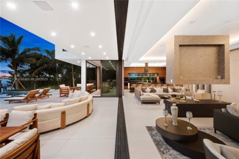House in Miami Beach, Florida 6 bedrooms, 557.41 sq.m. № 1864566 - photo 18