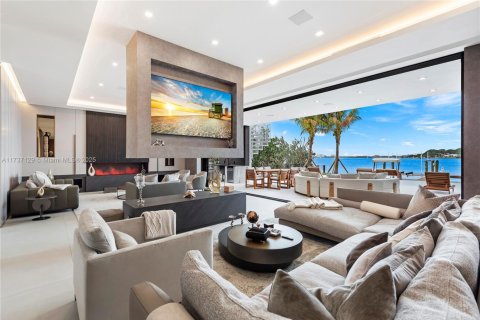 House in Miami Beach, Florida 6 bedrooms, 557.41 sq.m. № 1864566 - photo 8