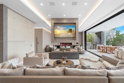 House in Miami Beach, Florida 6 bedrooms, 557.41 sq.m. № 1864566 - photo 12