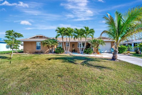 House in Port Charlotte, Florida 3 bedrooms, 112.88 sq.m. № 1572782 - photo 1