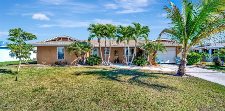 House in Port Charlotte, Florida 3 bedrooms, 112.88 sq.m. № 1572782