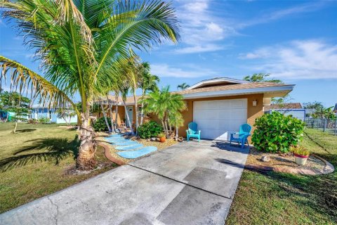 House in Port Charlotte, Florida 3 bedrooms, 112.88 sq.m. № 1572782 - photo 2