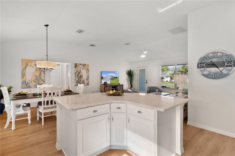 House in The Villages, Florida 2 bedrooms, 115.94 sq.m. № 1835080 - photo 15