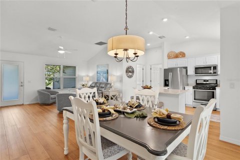 House in The Villages, Florida 2 bedrooms, 115.94 sq.m. № 1835080 - photo 13