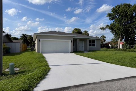 House in Port Charlotte, Florida 3 bedrooms, 130.06 sq.m. № 2310098