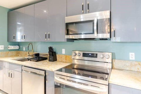 Commercial property in Miami Beach, Florida 203.46 sq.m. № 1990131 - photo 15