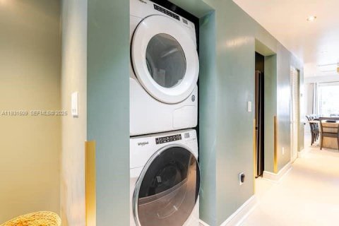 Commercial property in Miami Beach, Florida 203.46 sq.m. № 1990131 - photo 11