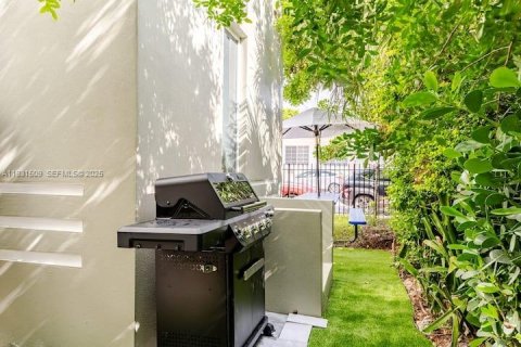 Commercial property in Miami Beach, Florida 203.46 sq.m. № 1990131 - photo 4