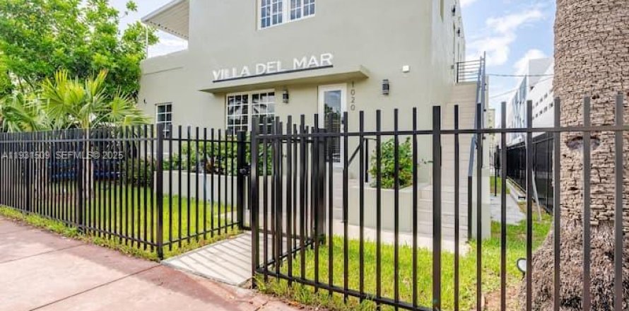 Commercial property in Miami Beach, Florida 203.46 sq.m. № 1990131