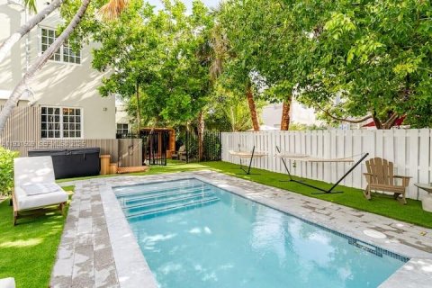 Commercial property in Miami Beach, Florida 203.46 sq.m. № 1990131 - photo 10