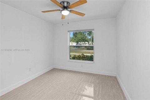 House in Hollywood, Florida 3 bedrooms, 163.32 sq.m. № 1994471 - photo 10