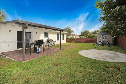 House in Hollywood, Florida 3 bedrooms, 163.32 sq.m. № 1994471 - photo 26