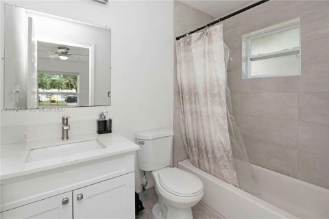 House in Hollywood, Florida 3 bedrooms, 163.32 sq.m. № 1994471 - photo 15