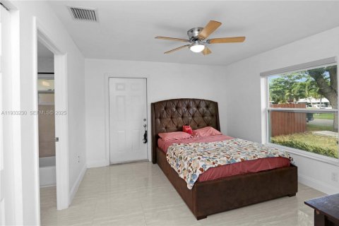 House in Hollywood, Florida 3 bedrooms, 163.32 sq.m. № 1994471 - photo 16