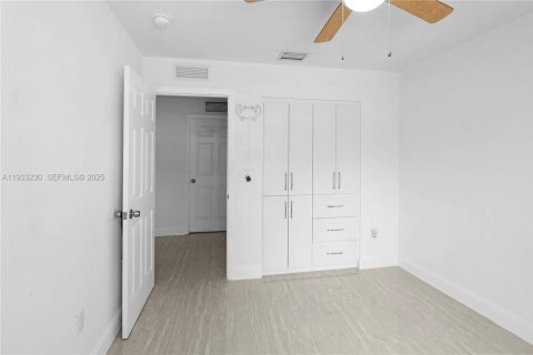 House in Hollywood, Florida 3 bedrooms, 163.32 sq.m. № 1994471 - photo 11