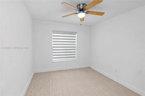 House in Hollywood, Florida 3 bedrooms, 163.32 sq.m. № 1994471 - photo 12