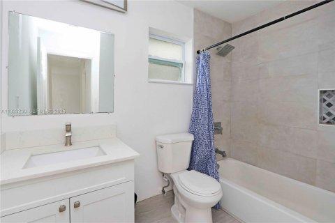 House in Hollywood, Florida 3 bedrooms, 163.32 sq.m. № 1994471 - photo 14