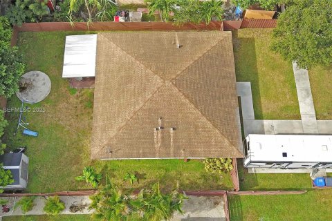 House in Hollywood, Florida 3 bedrooms, 163.32 sq.m. № 1994471 - photo 29