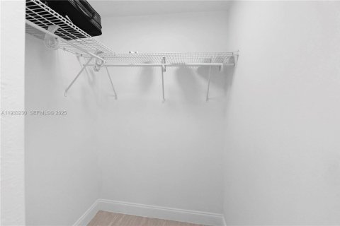 House in Hollywood, Florida 3 bedrooms, 163.32 sq.m. № 1994471 - photo 18