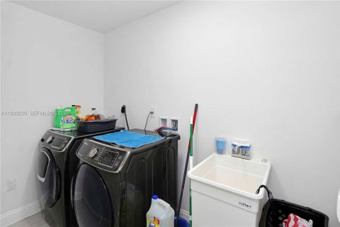 House in Hollywood, Florida 3 bedrooms, 163.32 sq.m. № 1994471 - photo 23