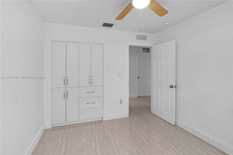 House in Hollywood, Florida 3 bedrooms, 163.32 sq.m. № 1994471 - photo 13