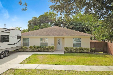 House in Hollywood, Florida 3 bedrooms, 163.32 sq.m. № 1994471 - photo 1